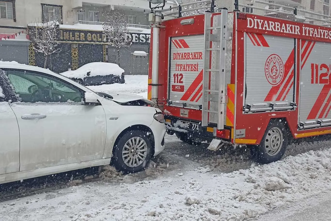 Diyarbakirda Otomobil Itfaiye Aracina Carpti 1