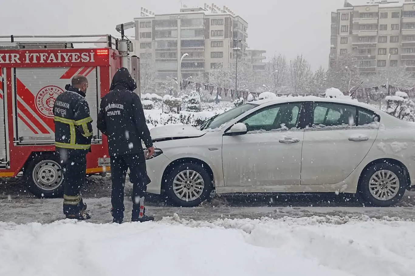 Diyarbakirda Otomobil Itfaiye Aracina Carpti 2
