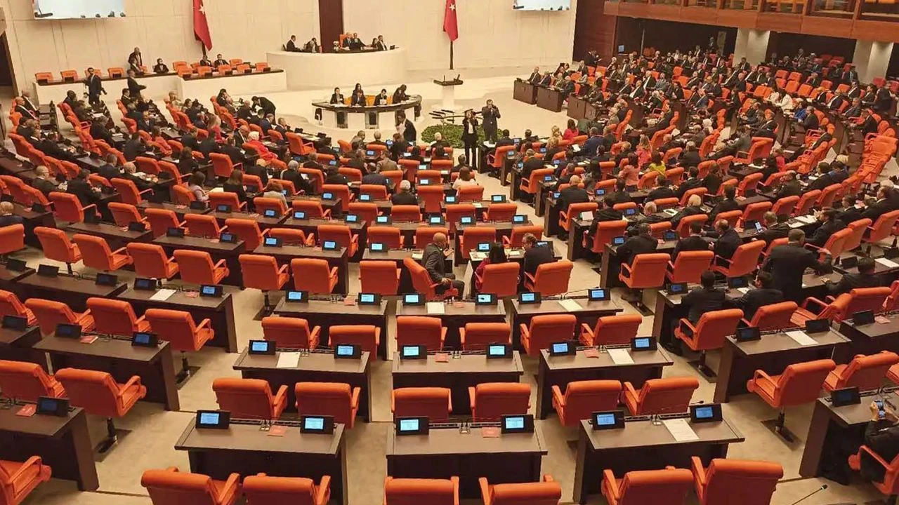 En Dusuk Emekli Ayliginin 12 Bin 500 Lira Olmasi Teklifi Kabul Edildi