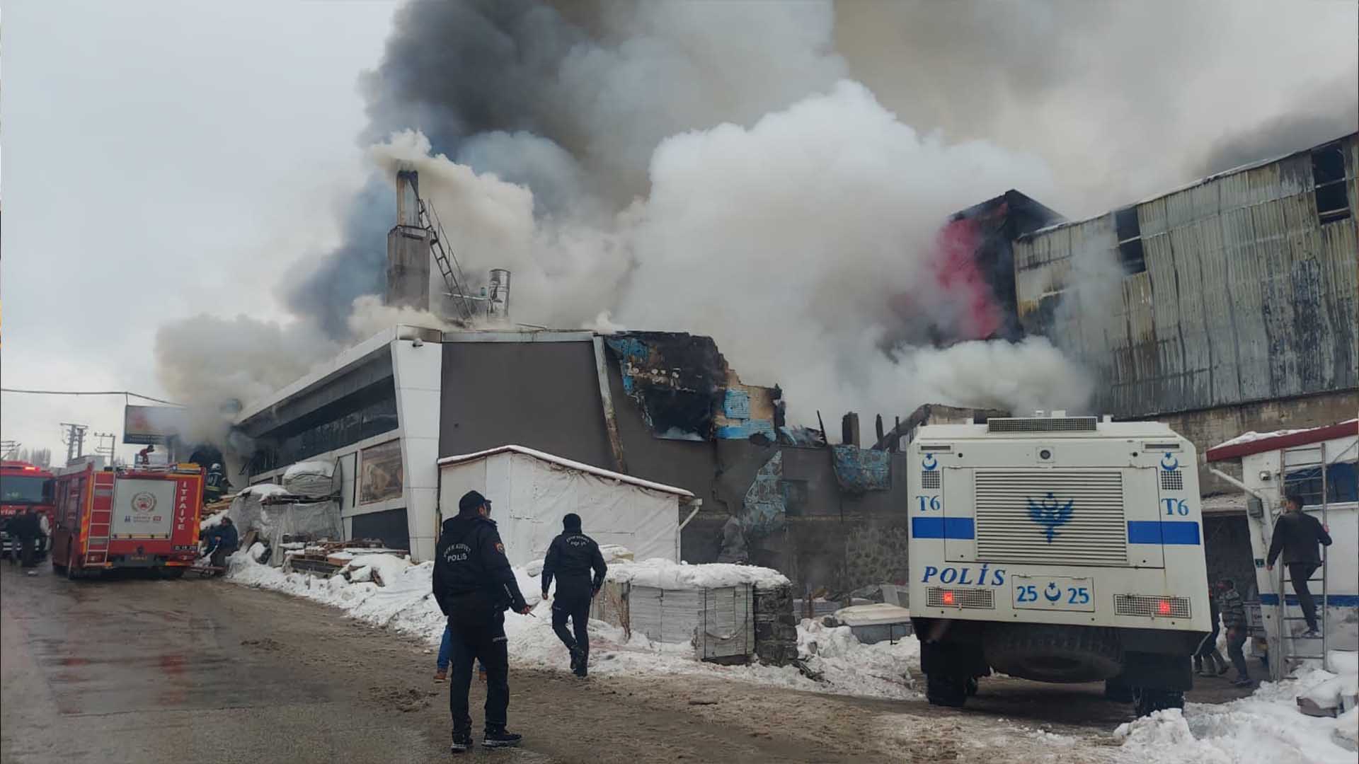 Mobilya Fabrikasında Facia, Çıkan Yangında 1 Kişi Öldü, 7 Yaralı 1