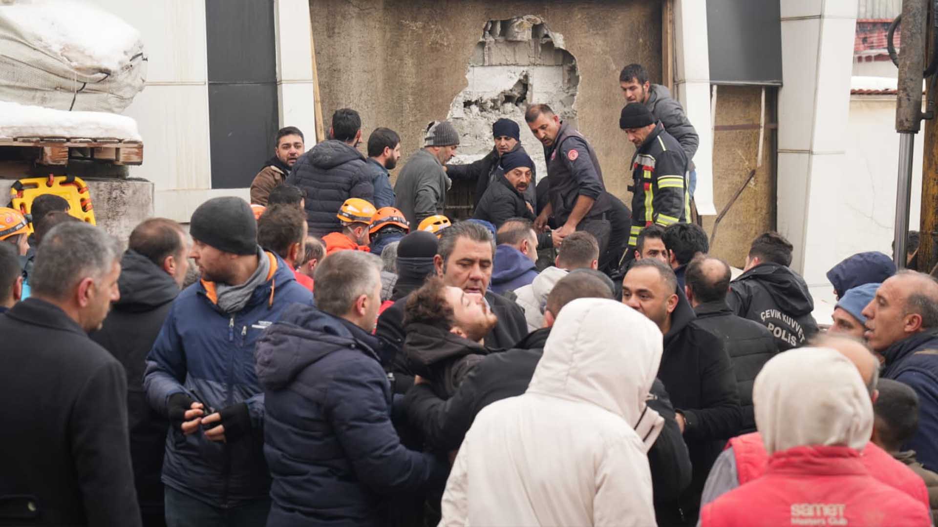 Mobilya Fabrikasında Facia, Çıkan Yangında 1 Kişi Öldü, 7 Yaralı 2