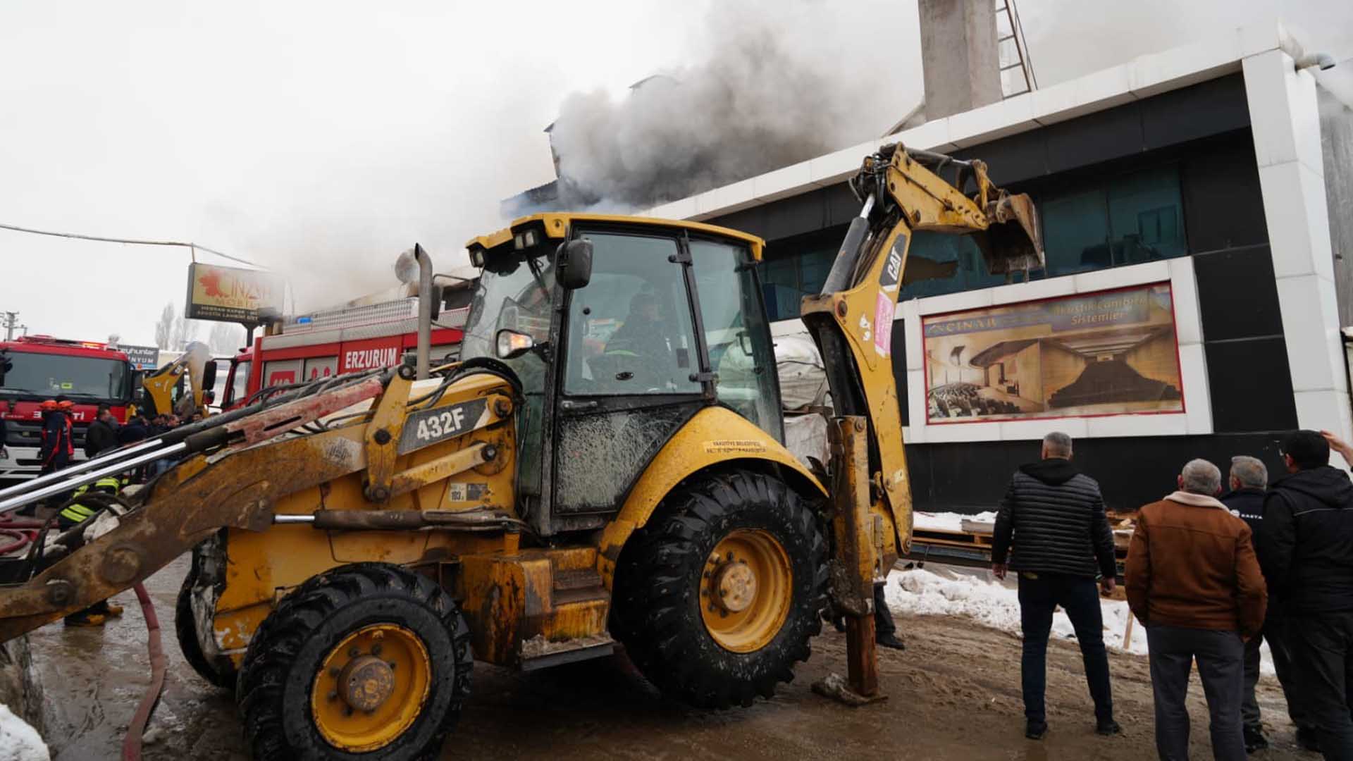Mobilya Fabrikasında Facia, Çıkan Yangında 1 Kişi Öldü, 7 Yaralı 3