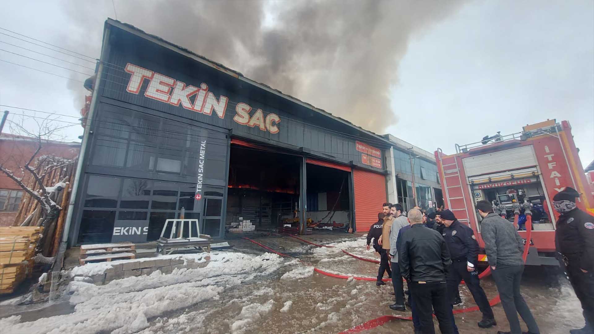 Mobilya Fabrikasında Facia, Çıkan Yangında 1 Kişi Öldü, 7 Yaralı