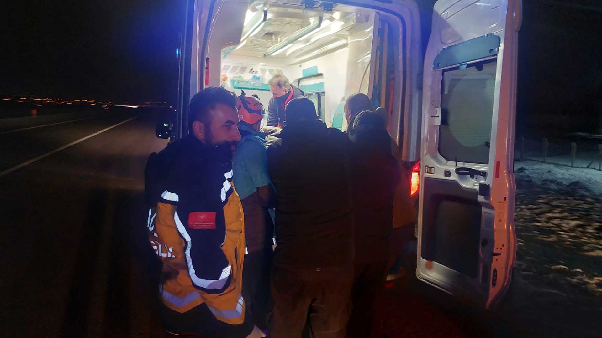 Muş Karayolunda Domuz Sürüsüne Çarpan Otomobilde 3 Kişi Yaralandı