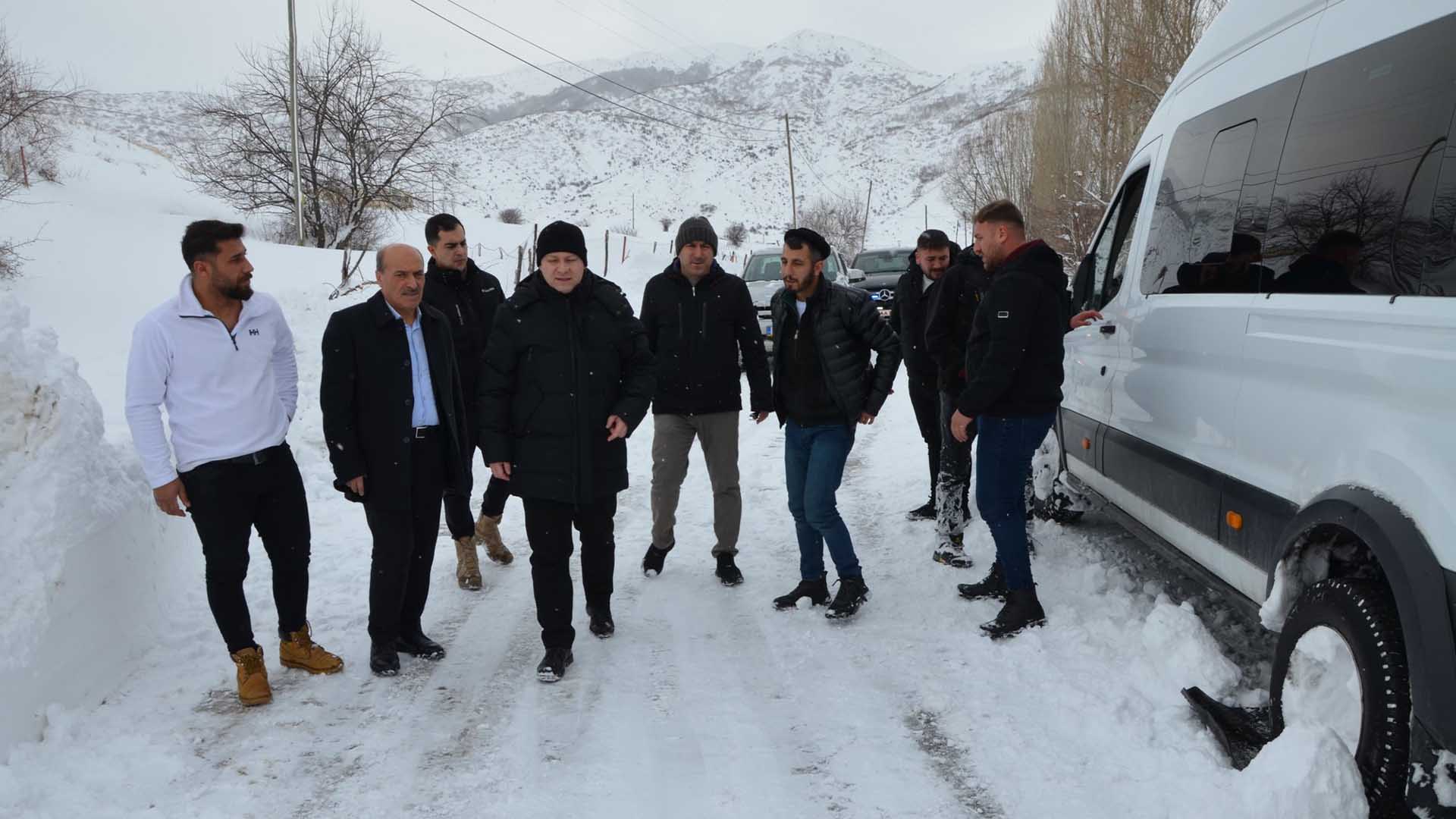 Tatvan Kaymakamı, Yolda Mahsur Kalanların İmdadına Yetişti 1