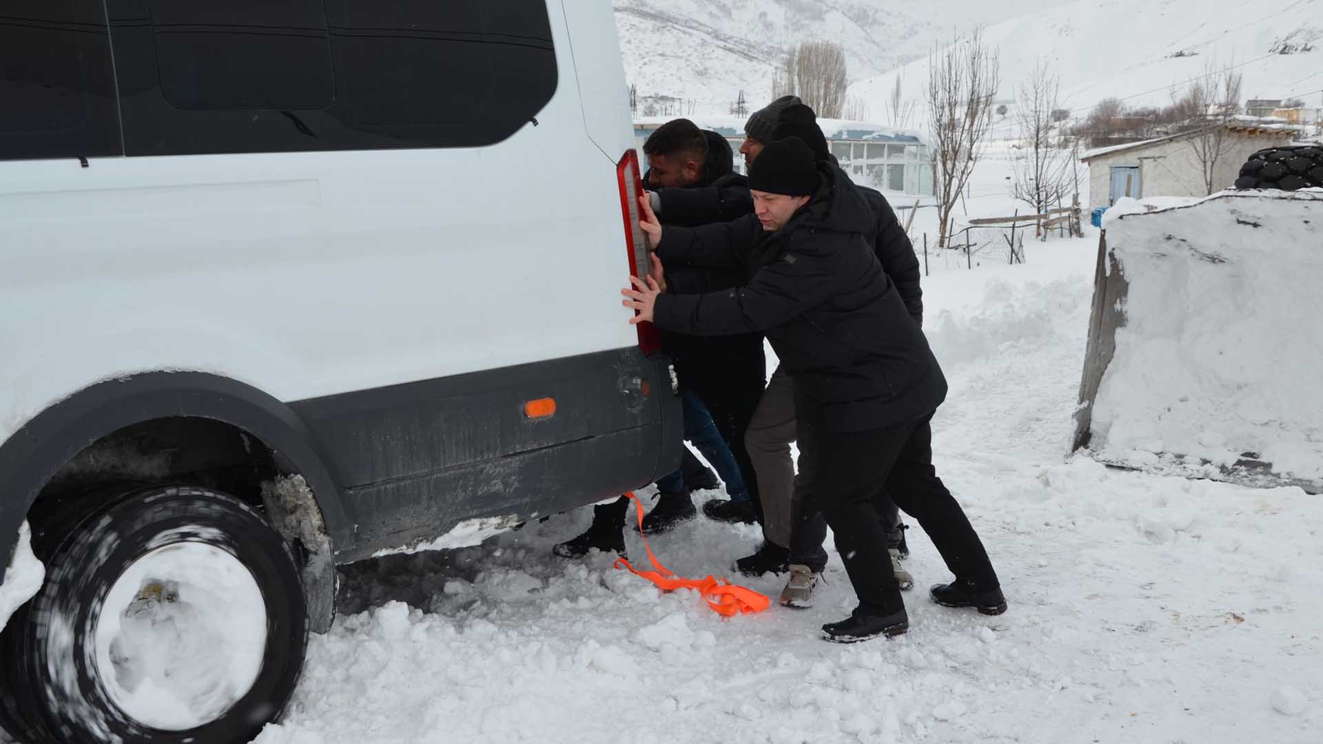 Tatvan Kaymakamı, Yolda Mahsur Kalanların İmdadına Yetişti 2