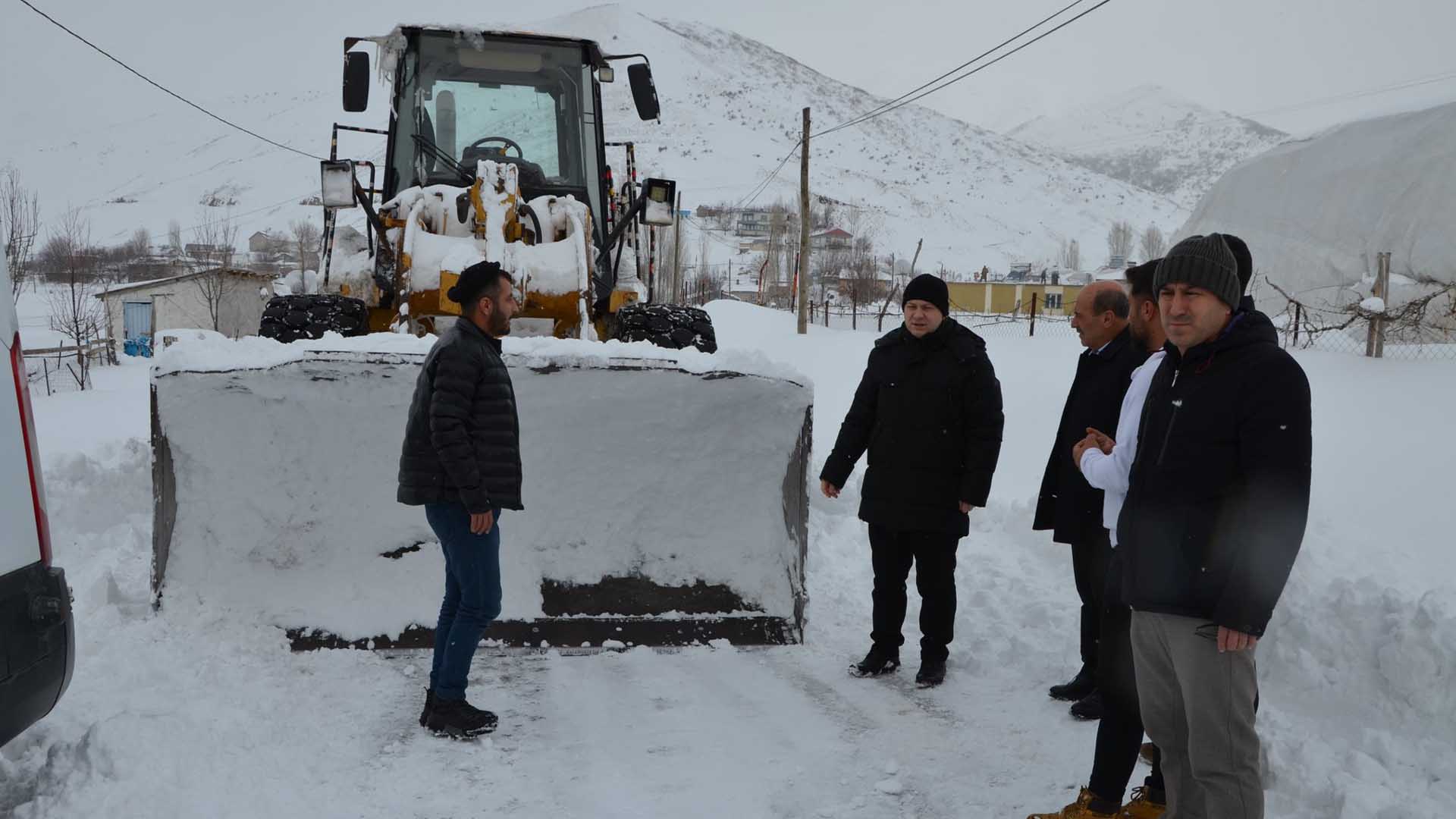 Tatvan Kaymakamı, Yolda Mahsur Kalanların İmdadına Yetişti 3