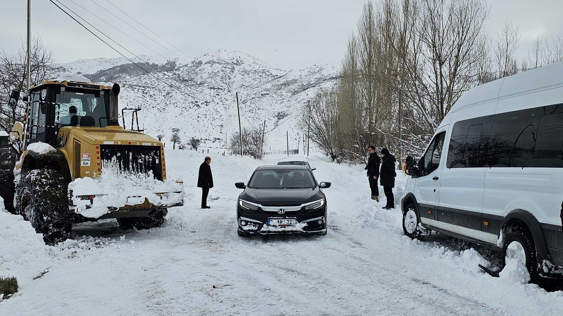 Tatvan Kaymakamı, Yolda Mahsur Kalanların İmdadına Yetişti