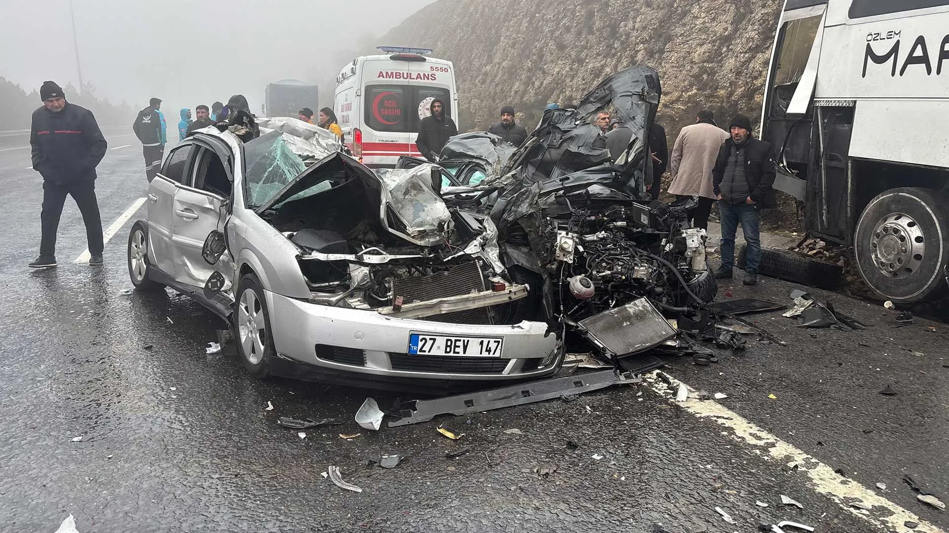 U Donusu Yapmaya Calisan Tir Faciaya Neden Oldu 2 Olu 11 Yarali 2