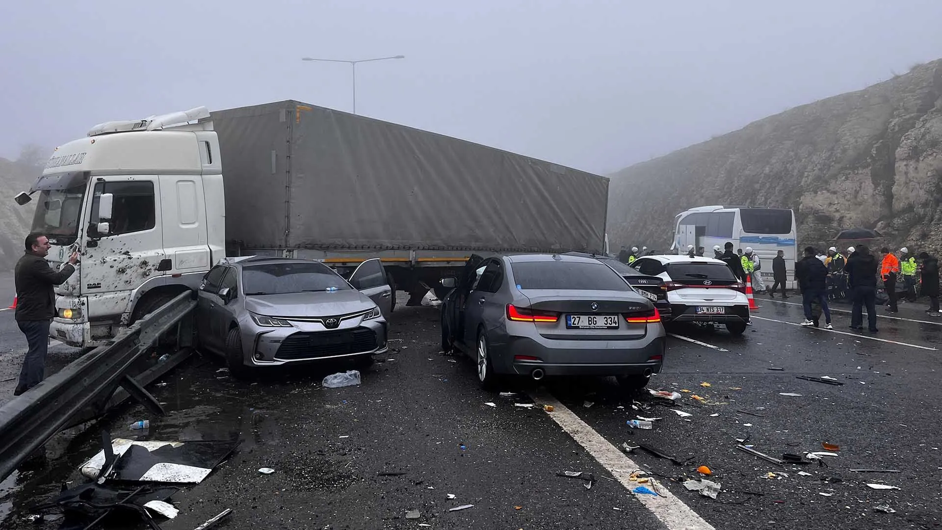 U Donusu Yapmaya Calisan Tir Faciaya Neden Oldu 2 Olu 11 Yarali 3