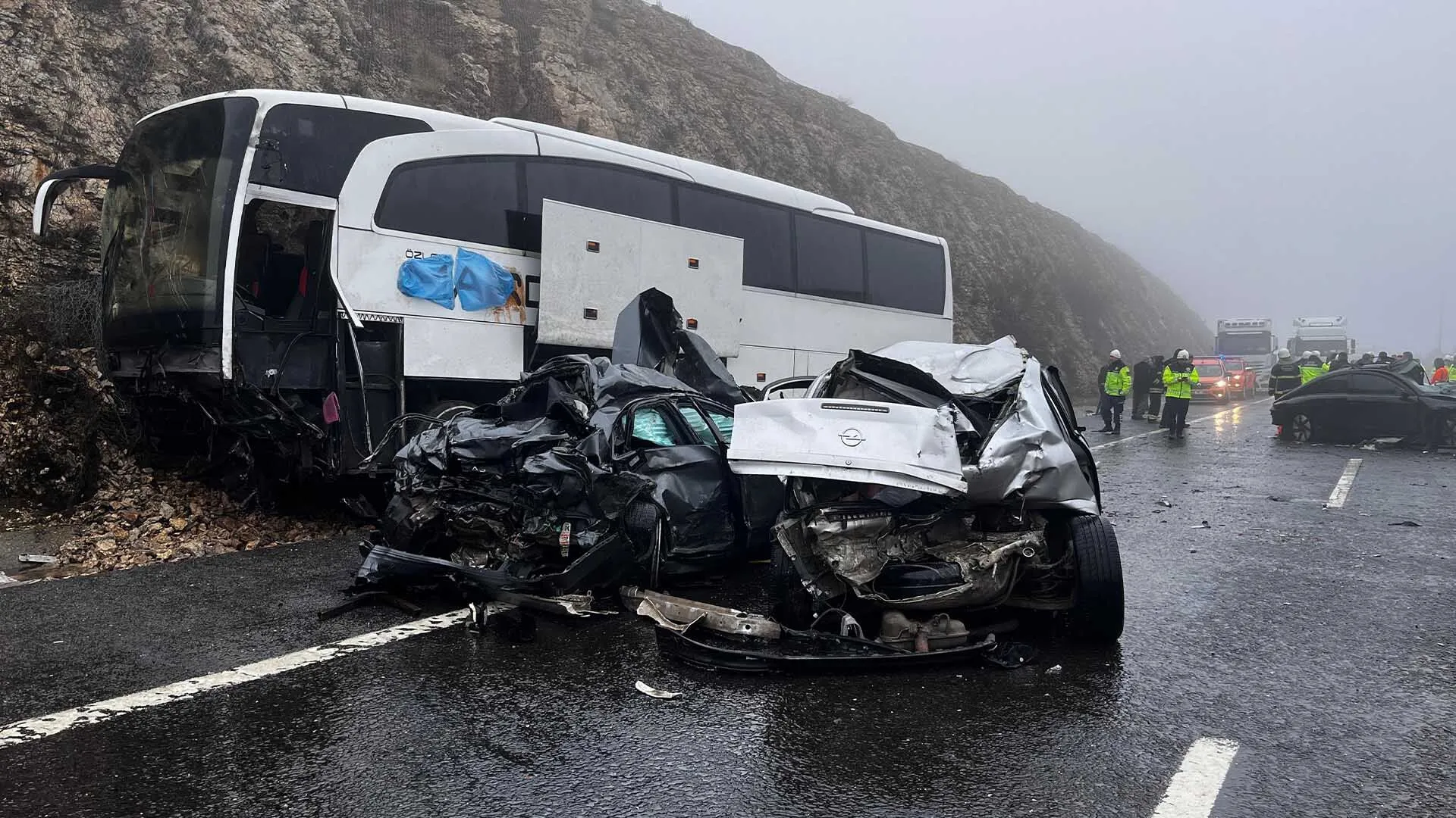 U Donusu Yapmaya Calisan Tir Faciaya Neden Oldu 2 Olu 11 Yarali 4