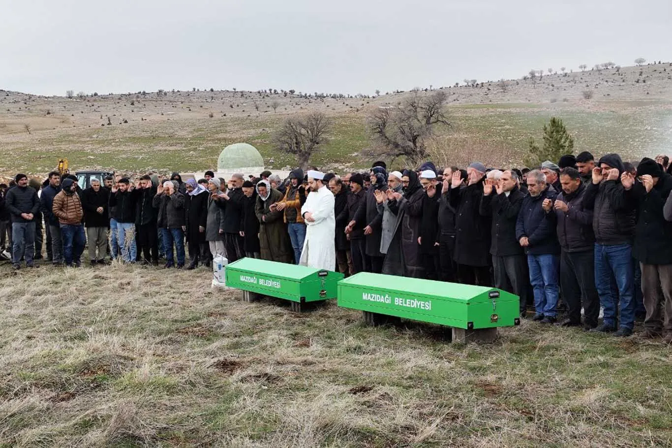 Yuzeyi Buz Tutan Golette Cansiz Bedenleri Bulunan 2 Cocuk Topraga Verildi 4