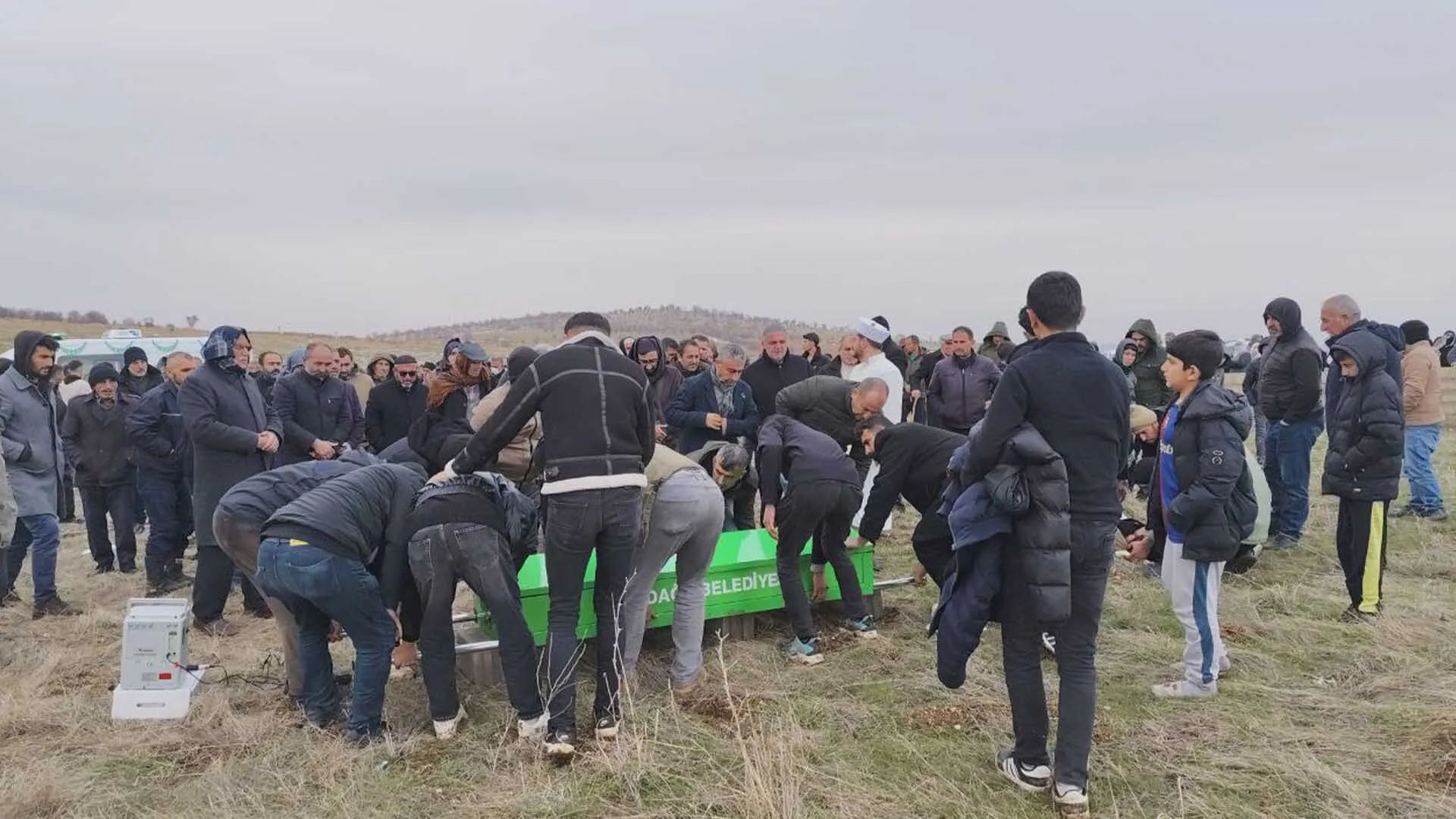 Yuzeyi Buz Tutan Golette Cansiz Bedenleri Bulunan 2 Cocuk Topraga Verildi 5