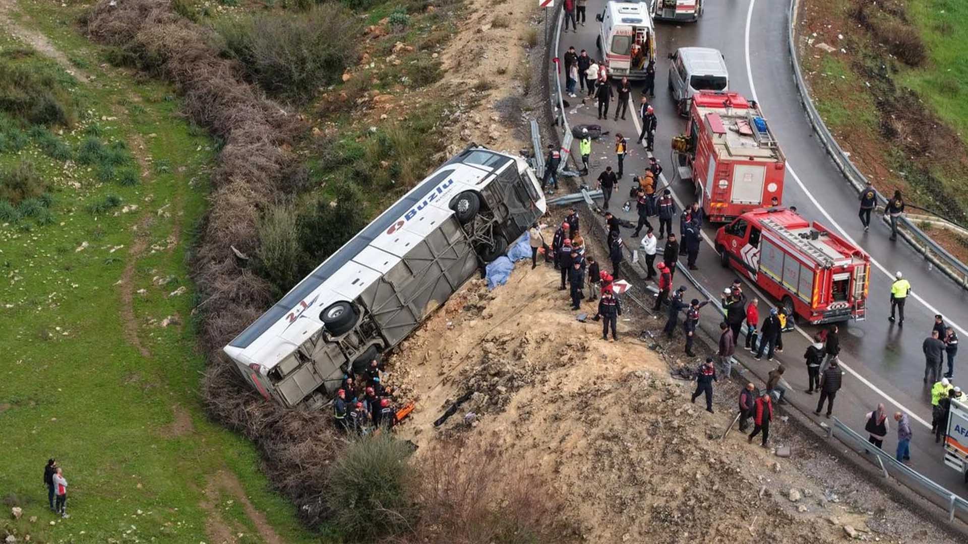Antalya'da Yolcu Otobüsü Bariyerlere Çarparak Devrildi, 8 Ölü, 26 Yaralı 2