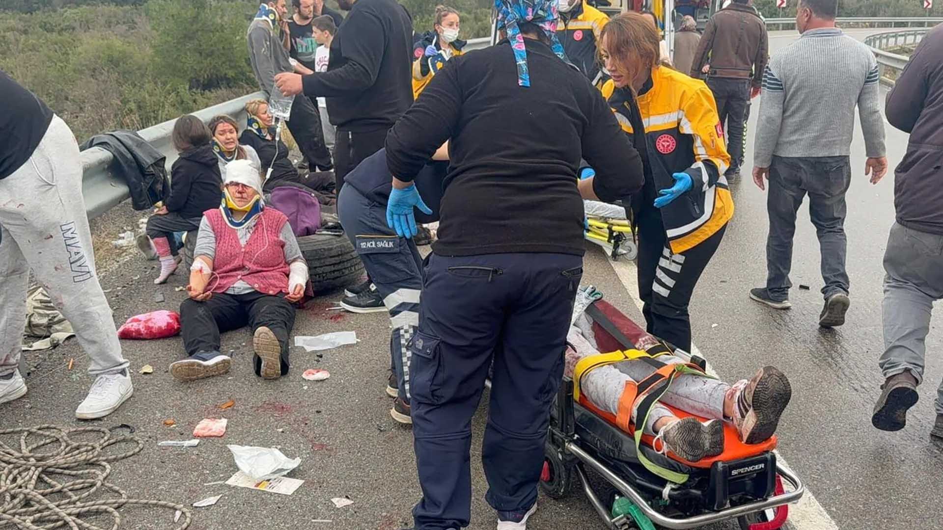 Antalya'da Yolcu Otobüsü Bariyerlere Çarparak Devrildi, 8 Ölü, 26 Yaralı 6