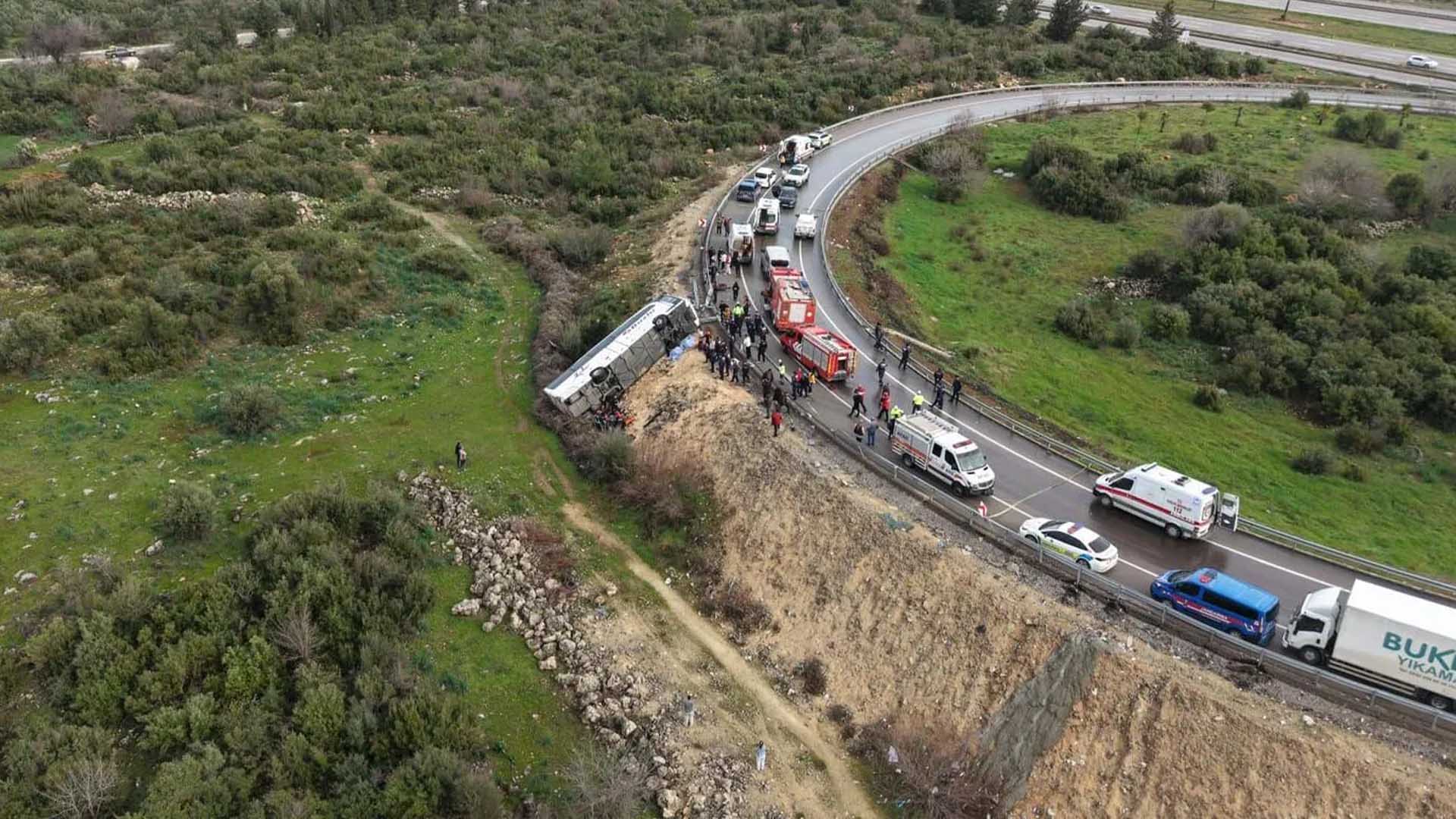 Antalya'da Yolcu Otobüsü Bariyerlere Çarparak Devrildi, 8 Ölü, 26 Yaralı 7