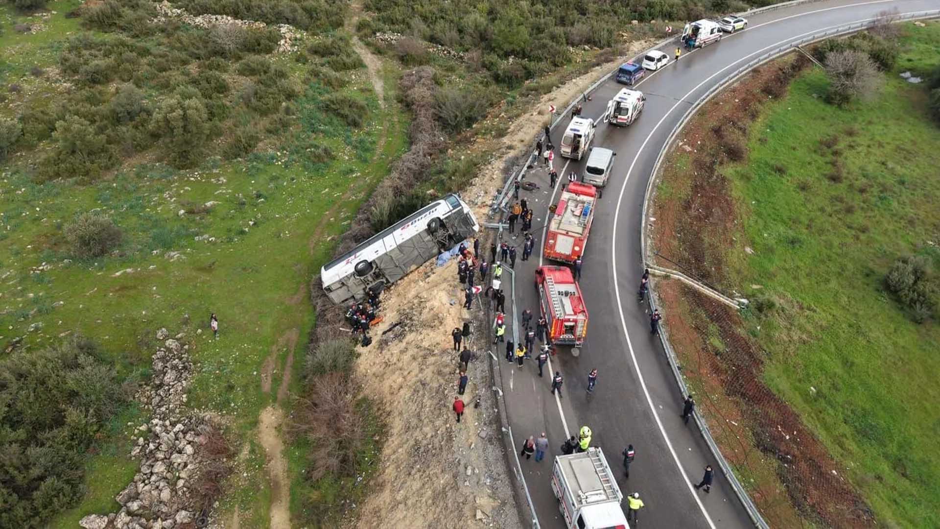 Antalya'da Yolcu Otobüsü Bariyerlere Çarparak Devrildi, 8 Ölü, 26 Yaralı 8
