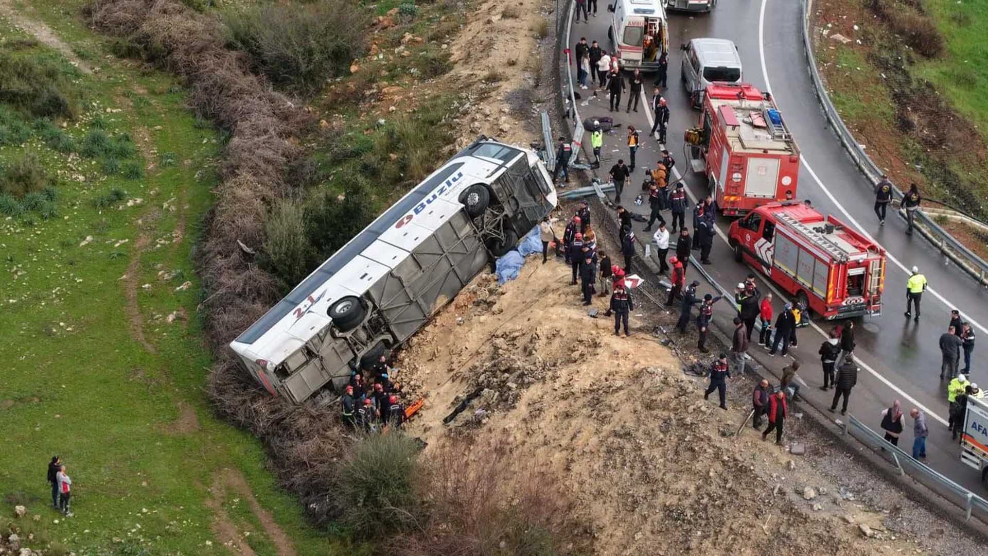 Antalya'da Yolcu Otobüsü Bariyerlere Çarparak Devrildi, 8 Ölü, 26 Yaralı 9