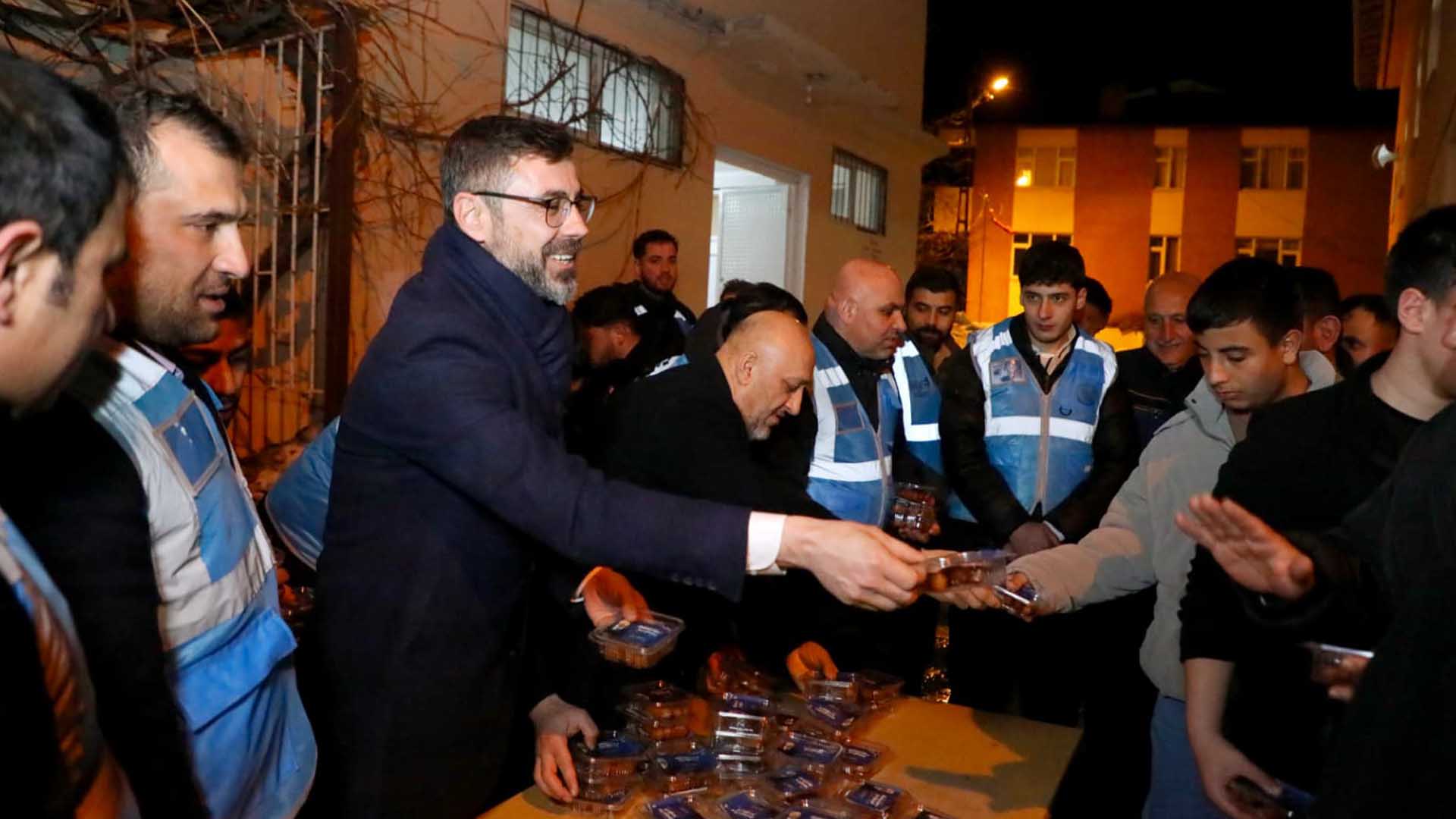 Başkan Tanğlay, Teravih Namazının Ardından Vatandaşlarla Bir Araya Geldi 6