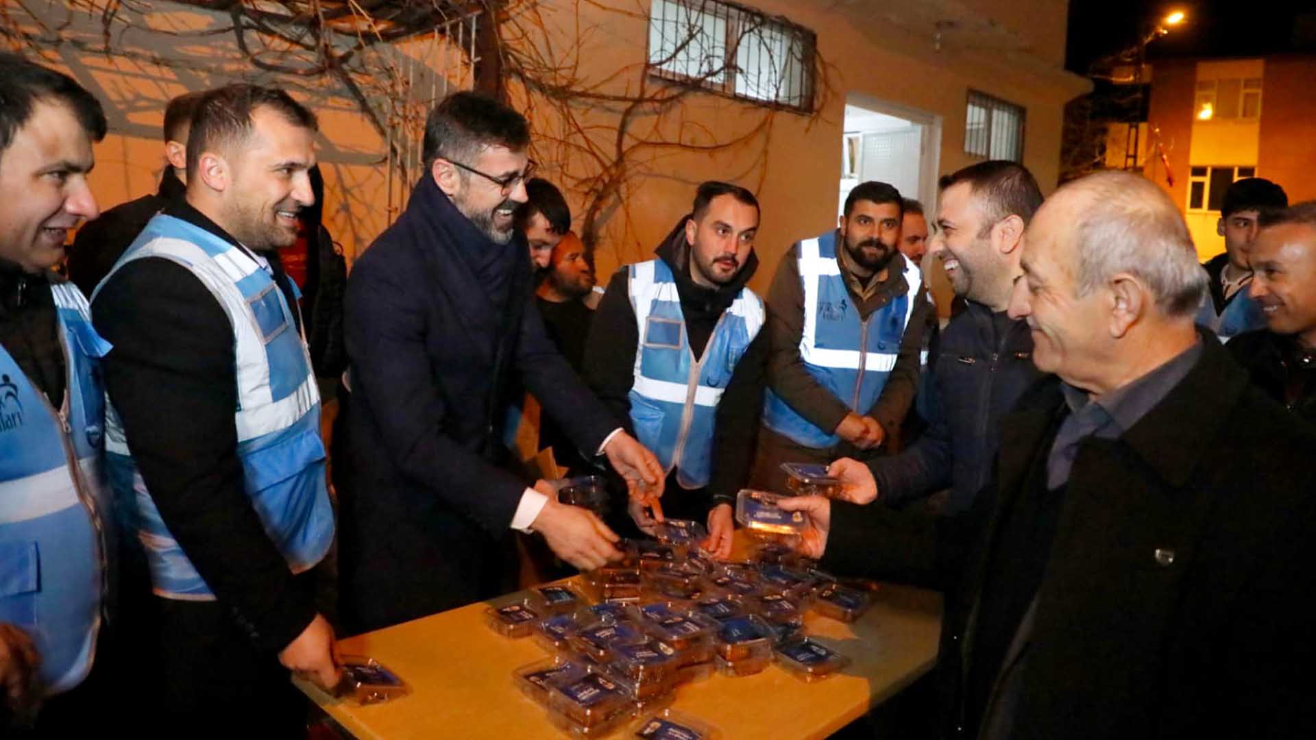 Başkan Tanğlay, Teravih Namazının Ardından Vatandaşlarla Bir Araya Geldi