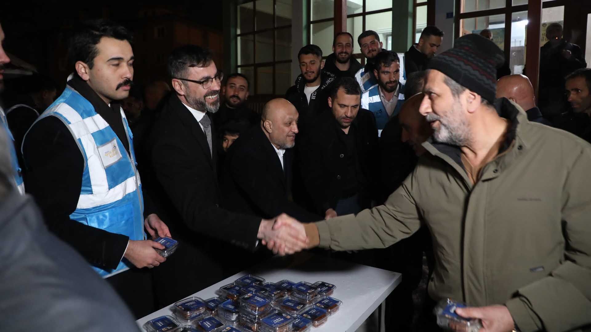 Başkan Tanğlay, Teravih Sonrası Vatandaşlarla Bir Araya Geldi 1