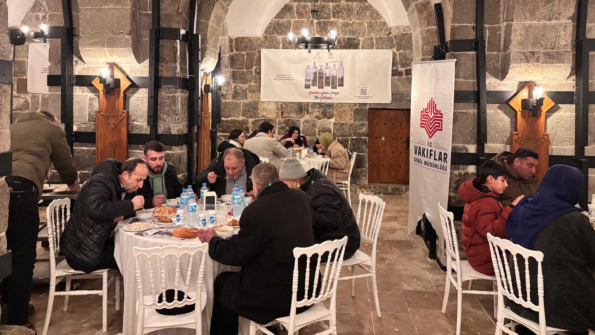 Bitlis Vakıflar Müdürlüğü Ramazan’ın İlk Gününde 7 İlde İftar Sofraları Kurdu 4