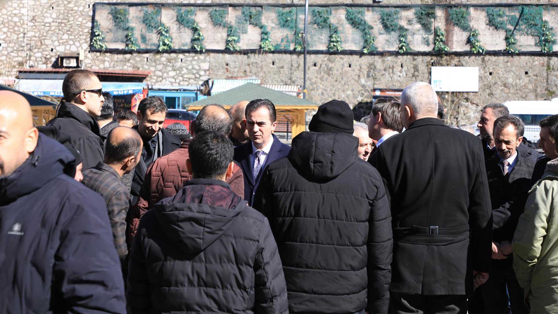 Bitlis Valisi Karakaya, Ulu Camii’nde Kılınan Cuma Namazı Sonrası Vatandaşlarla Buluştu 1