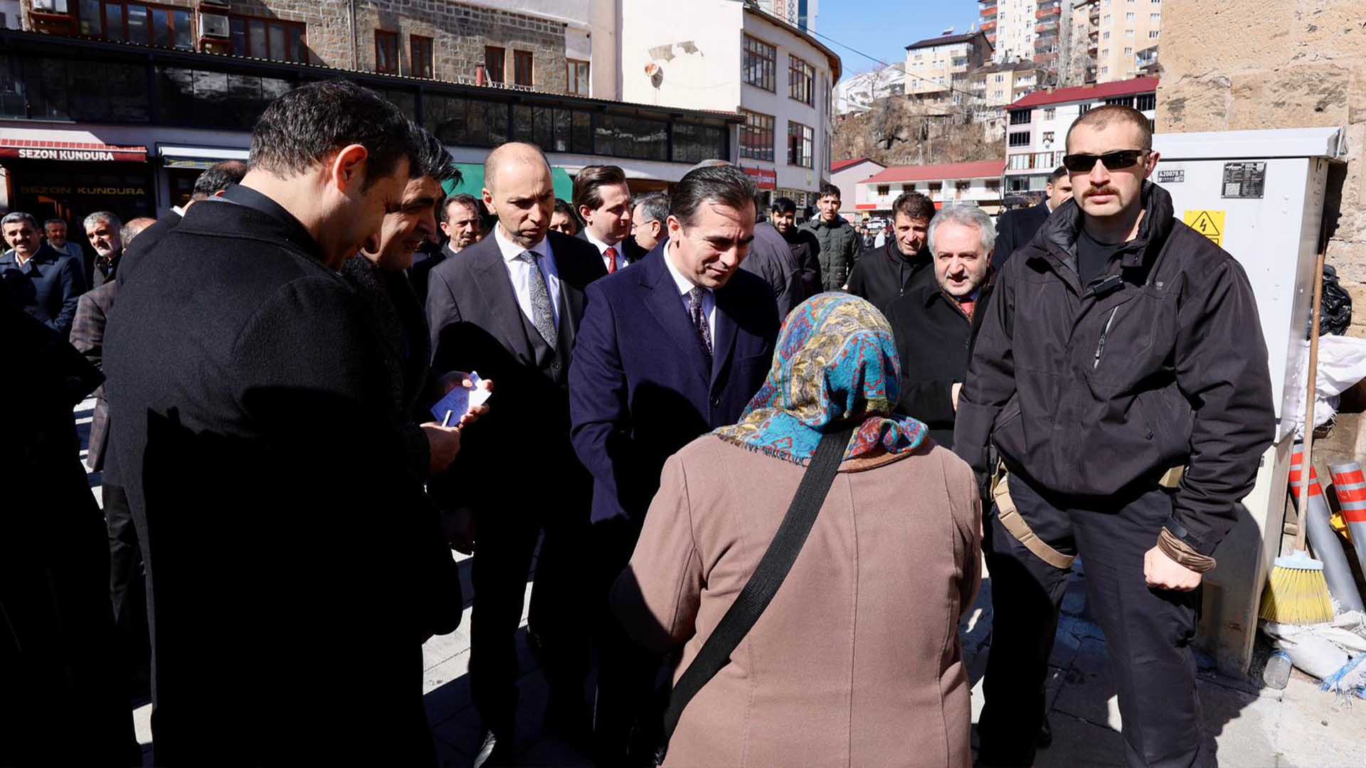 Bitlis Valisi Karakaya, Ulu Camii’nde Kılınan Cuma Namazı Sonrası Vatandaşlarla Buluştu 3