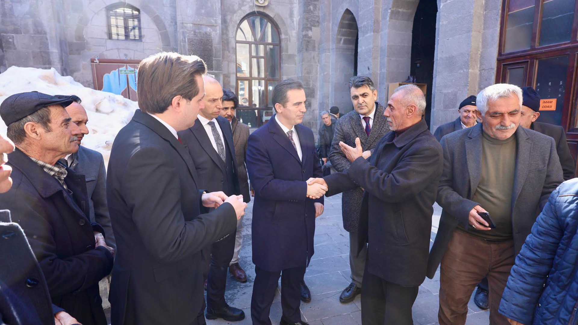 Bitlis Valisi Karakaya, Ulu Camii’nde Kılınan Cuma Namazı Sonrası Vatandaşlarla Buluştu 4