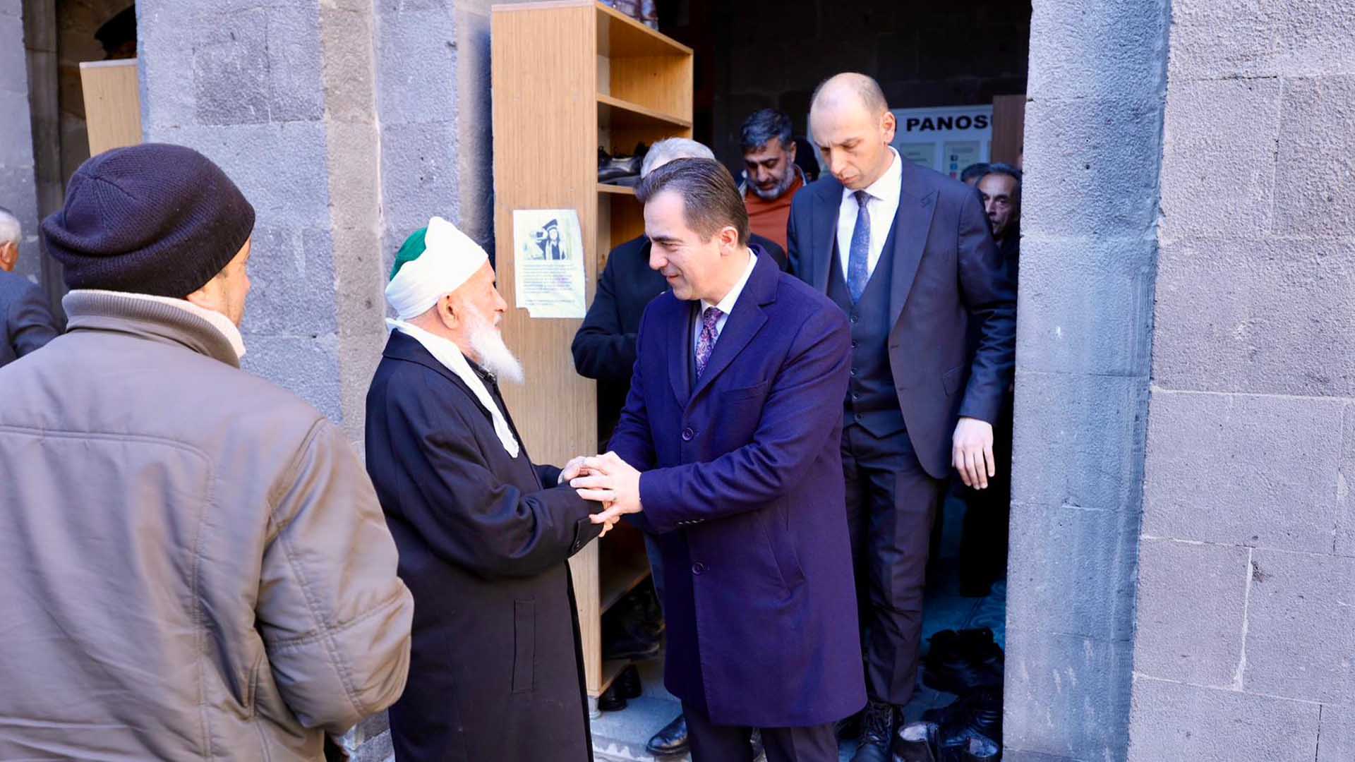 Bitlis Valisi Karakaya, Ulu Camii’nde Kılınan Cuma Namazı Sonrası Vatandaşlarla Buluştu 5