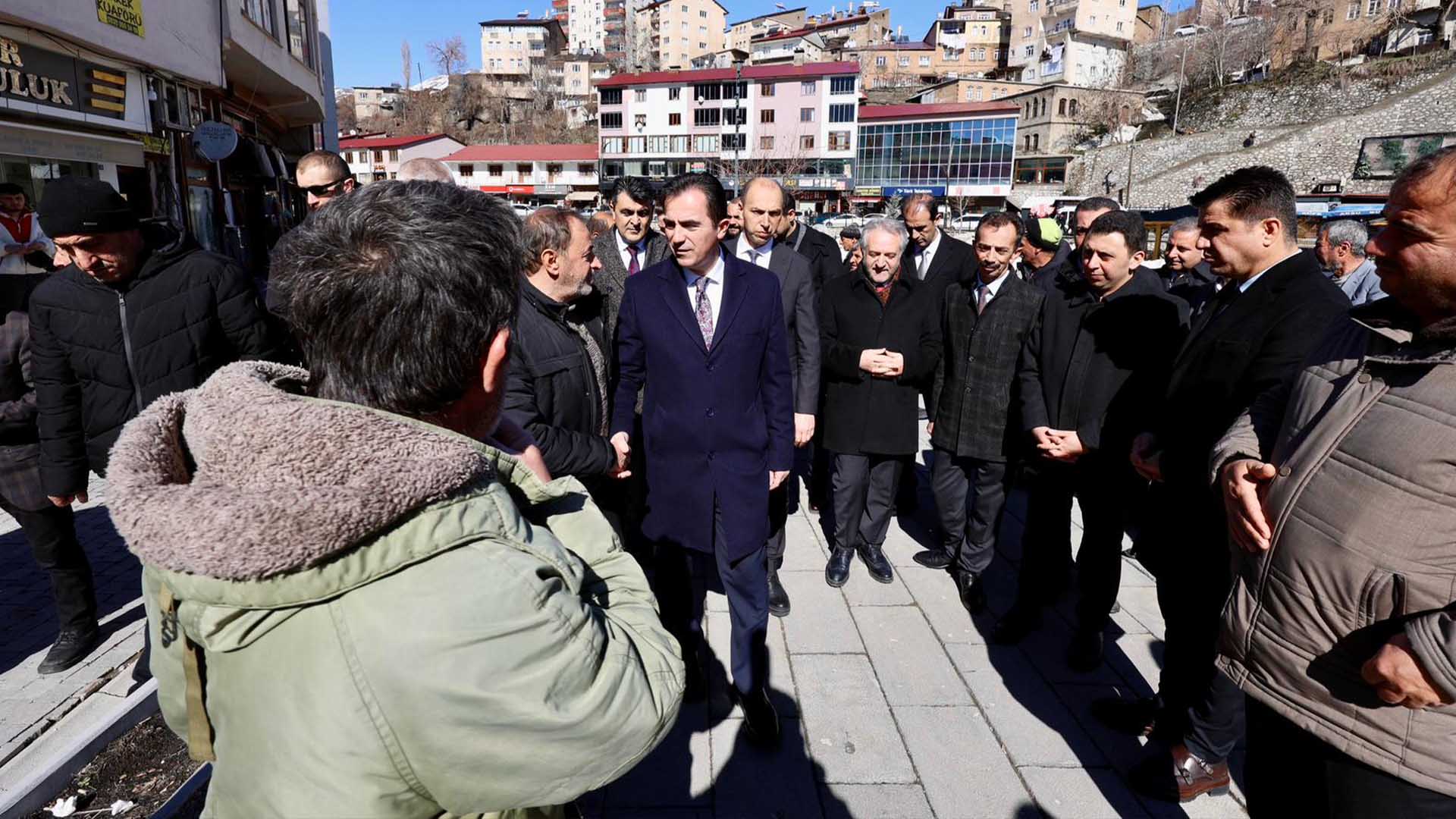 Bitlis Valisi Karakaya, Ulu Camii’nde Kılınan Cuma Namazı Sonrası Vatandaşlarla Buluştu