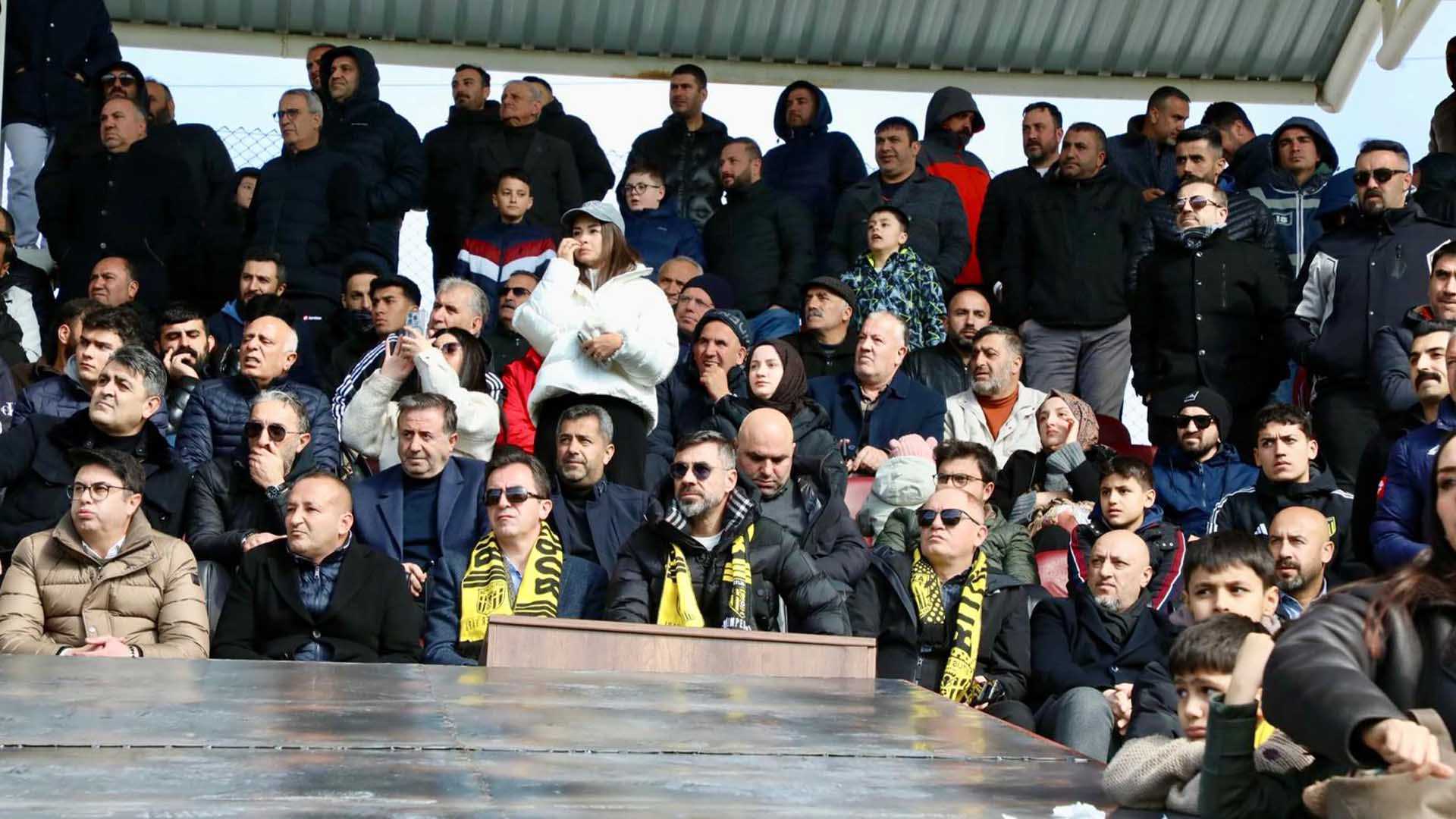 Bitlisspor’a Tribünden Destek, Karakaya Ve Tanğlay Maçı Tribünlerde İzledi 2