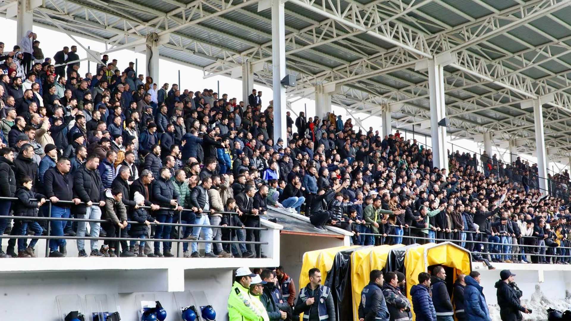 Bitlisspor’a Tribünden Destek, Karakaya Ve Tanğlay Maçı Tribünlerde İzledi 3