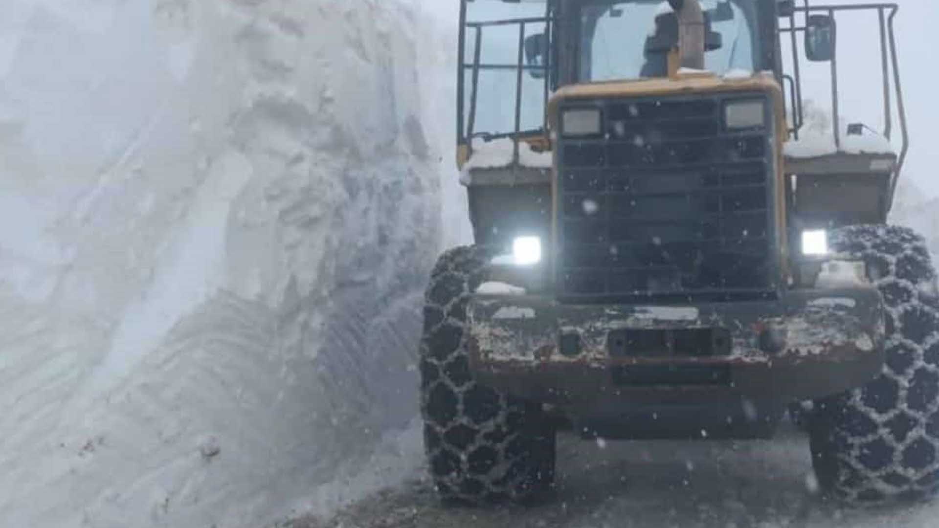 Bitlis'te Çığ Tehlikesi Alarmı, Karla Mücadeleye Ara Verildi 1
