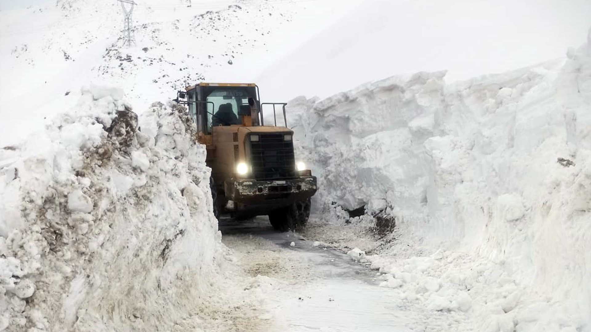 Bitlis'te Çığ Tehlikesi Alarmı, Karla Mücadeleye Ara Verildi 2