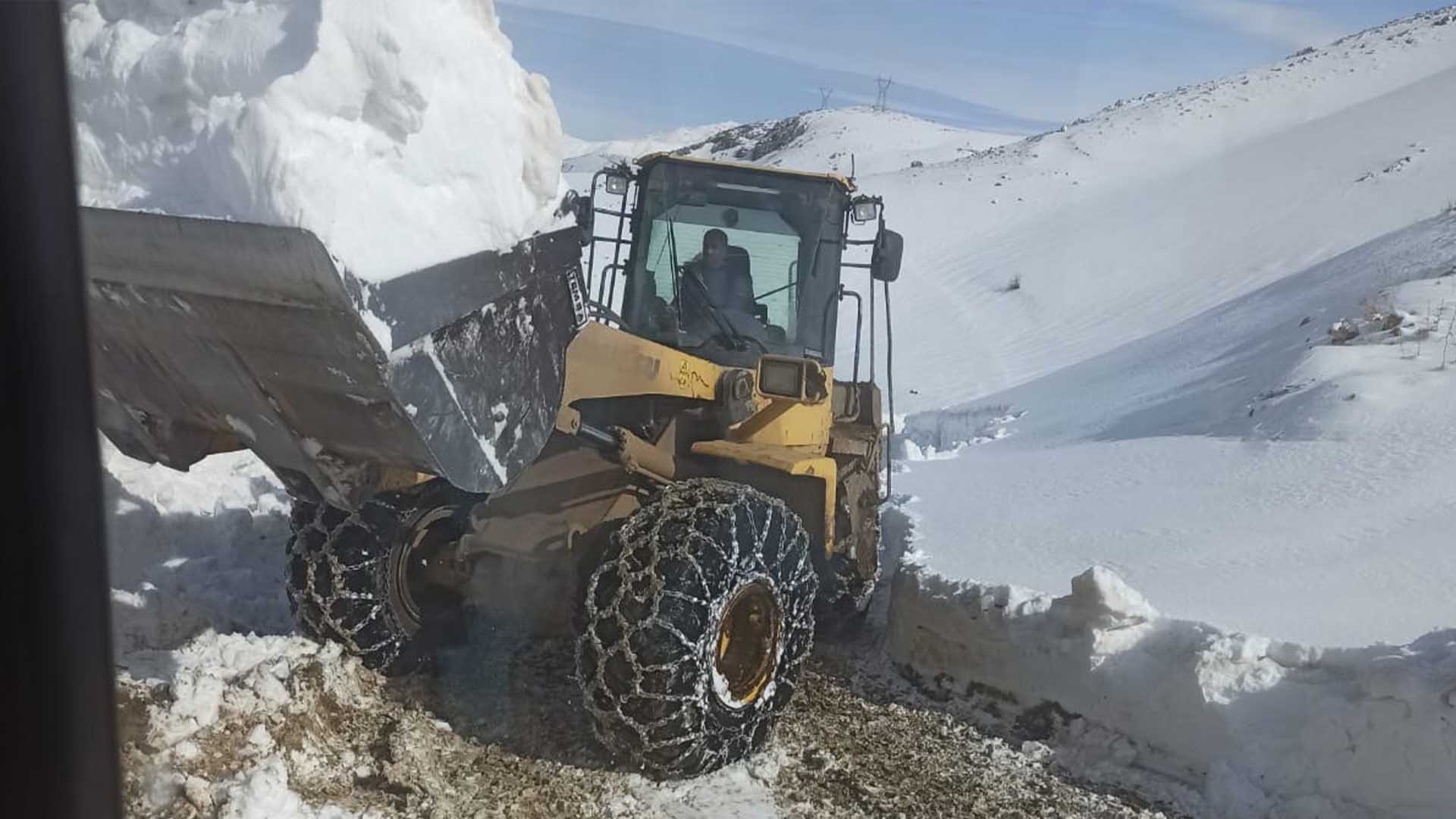Bitlis'te Çığ Tehlikesi Alarmı, Karla Mücadeleye Ara Verildi