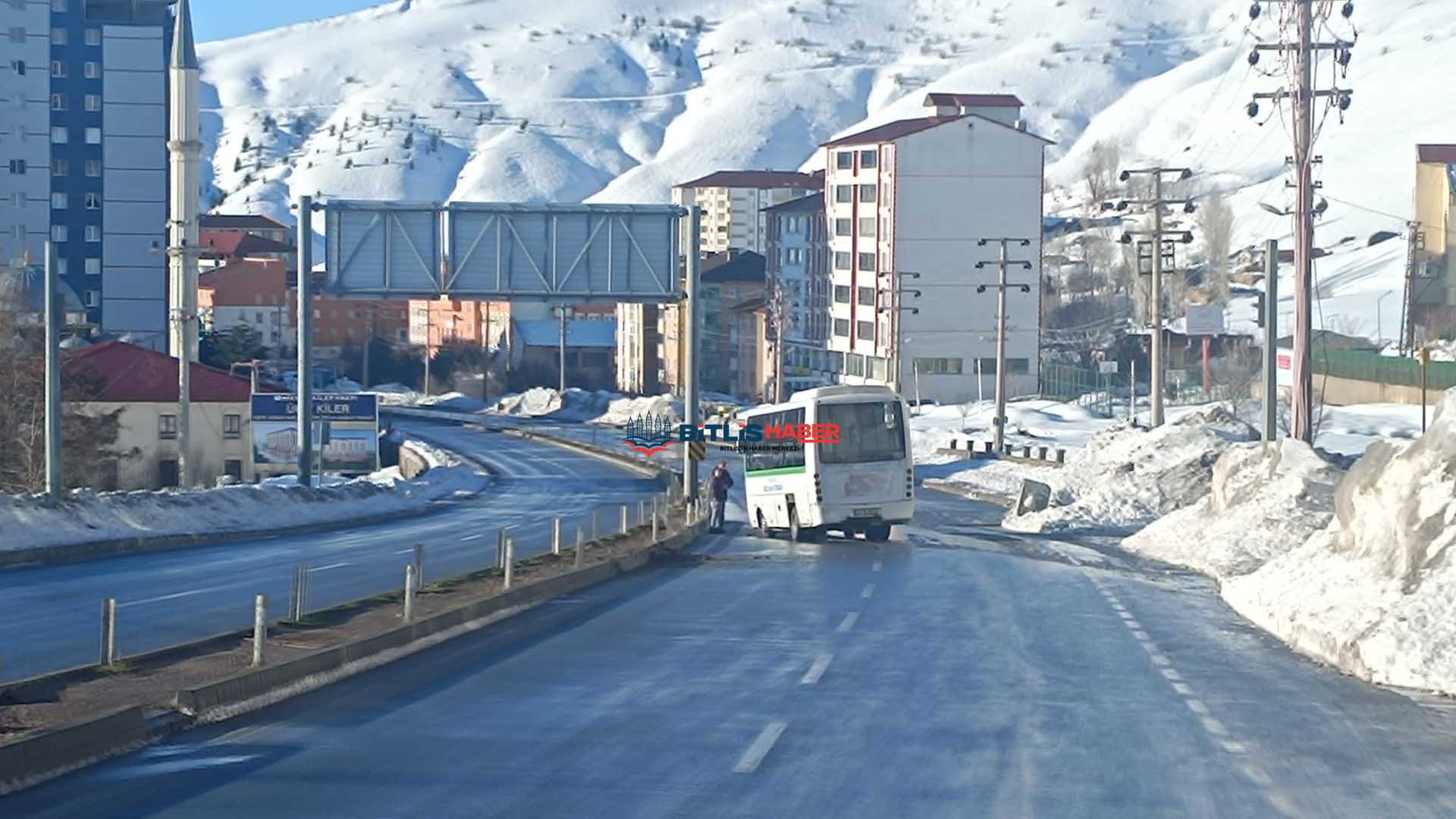 Bitlis’te Gizli Buzlanma Sonucu Şehiriçi Ulaşım Aracı Kaza Yaptı 1