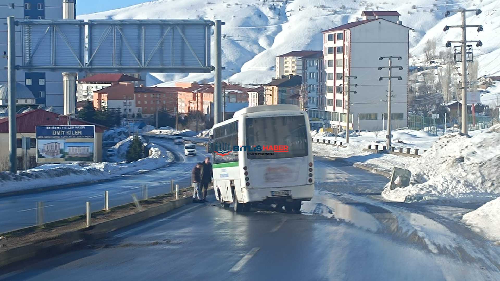 Bitlis’te Gizli Buzlanma Sonucu Şehiriçi Ulaşım Aracı Kaza Yaptı