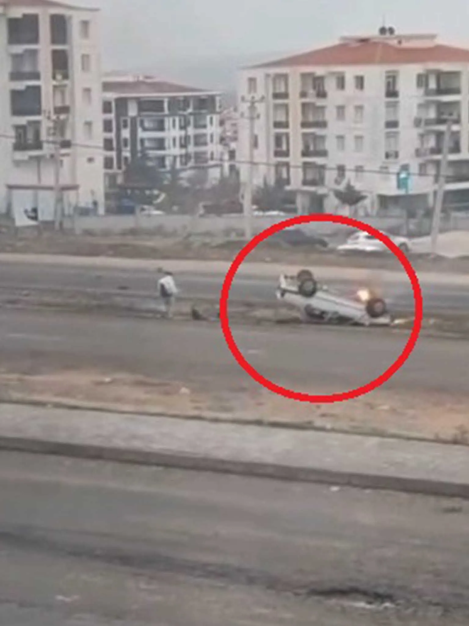 Diyarbakirda Takla Atan Otomobil Yandi Surucu Yaralandi 1