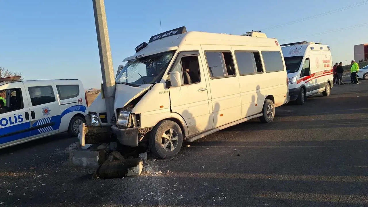 Tarim Iscilerini Tasiyan Minibus Direge Carpti 15 Yarali 1