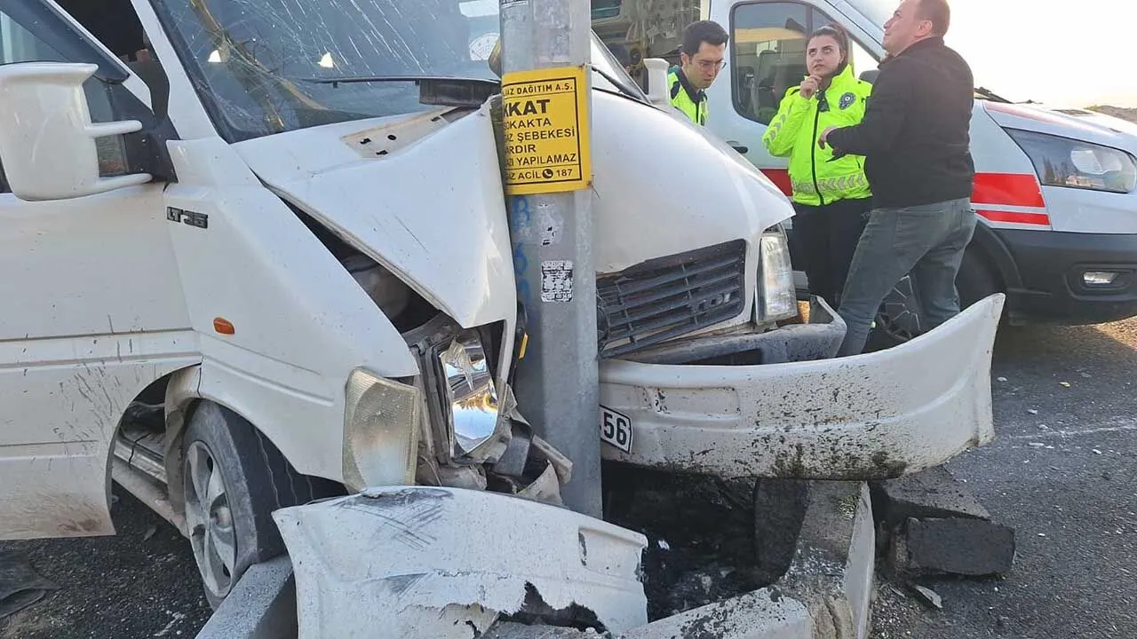 Tarim Iscilerini Tasiyan Minibus Direge Carpti 15 Yarali 2
