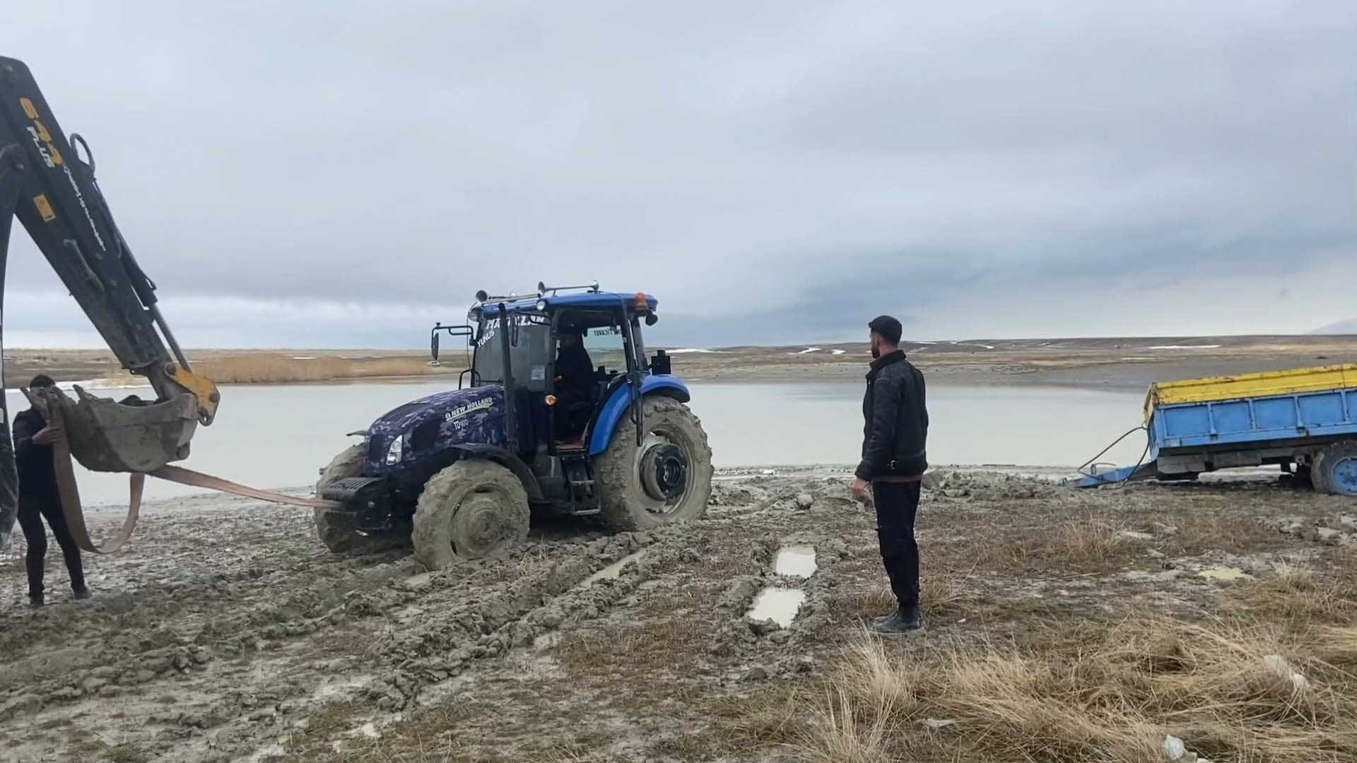Van Gölü Sahilinde Çamura Saplanan Traktör Kepçeyle Kurtarıldı 1