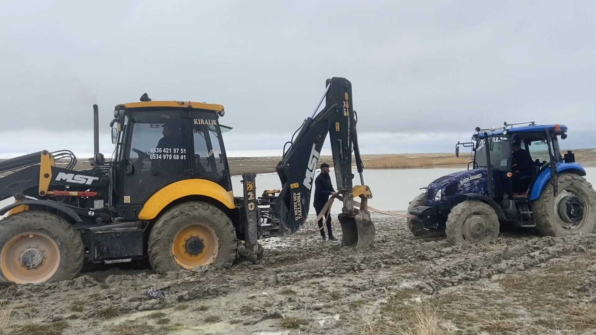 Van Gölü Sahilinde Çamura Saplanan Traktör Kepçeyle Kurtarıldı