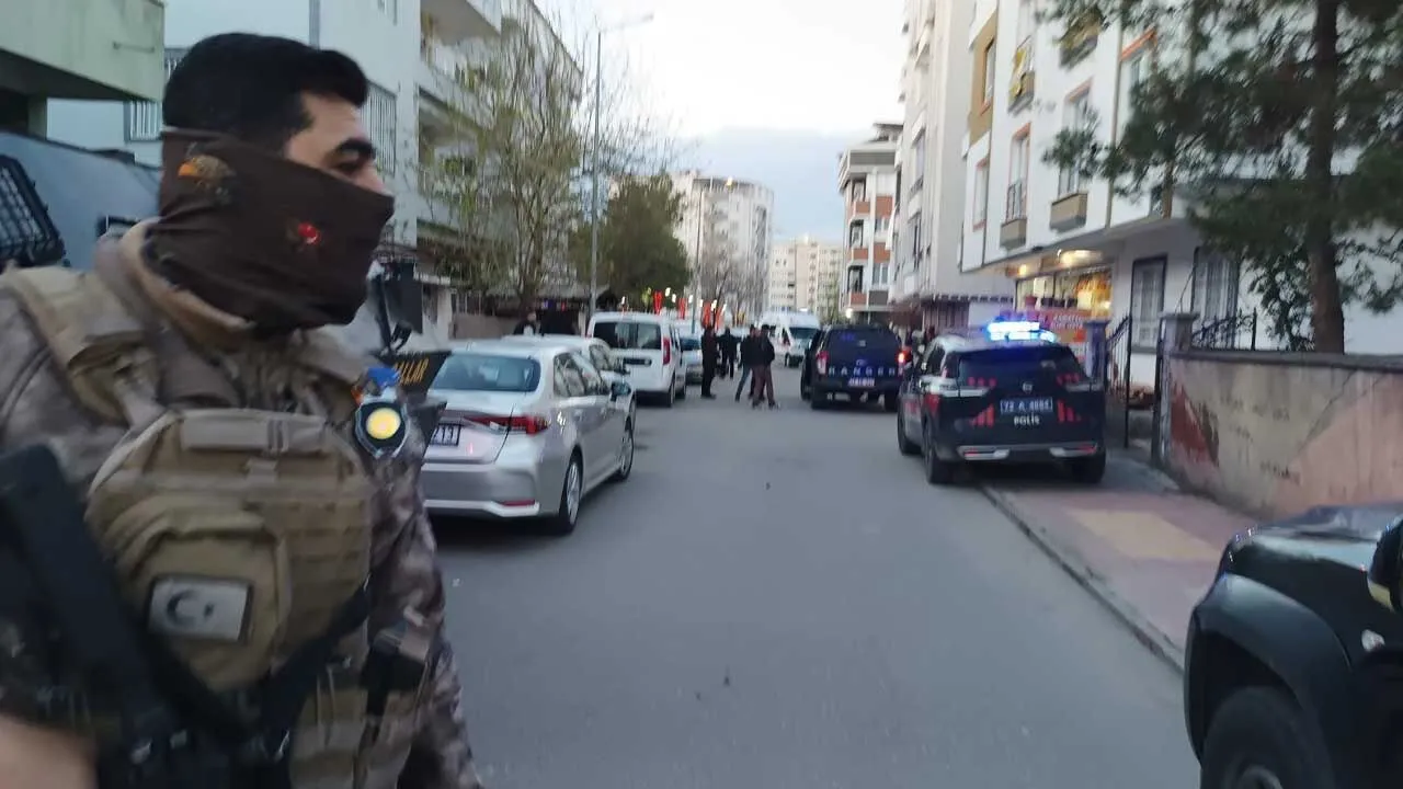 Ana Ogul Apartman Girisindeki Silahli Saldirida Oldu 6