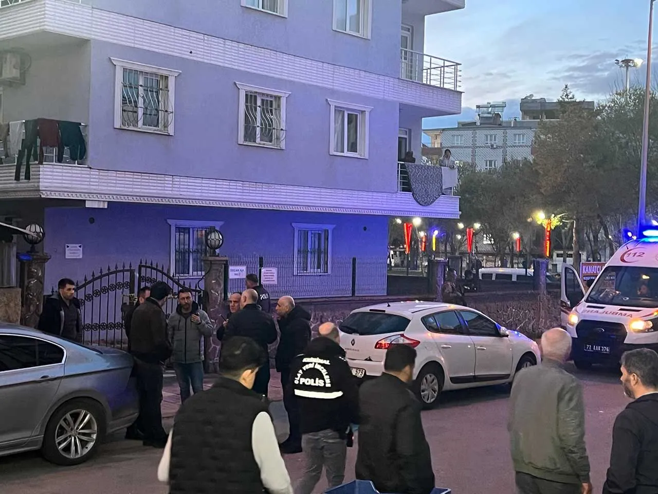 Ana Ogul Apartman Girisindeki Silahli Saldirida Oldu 7