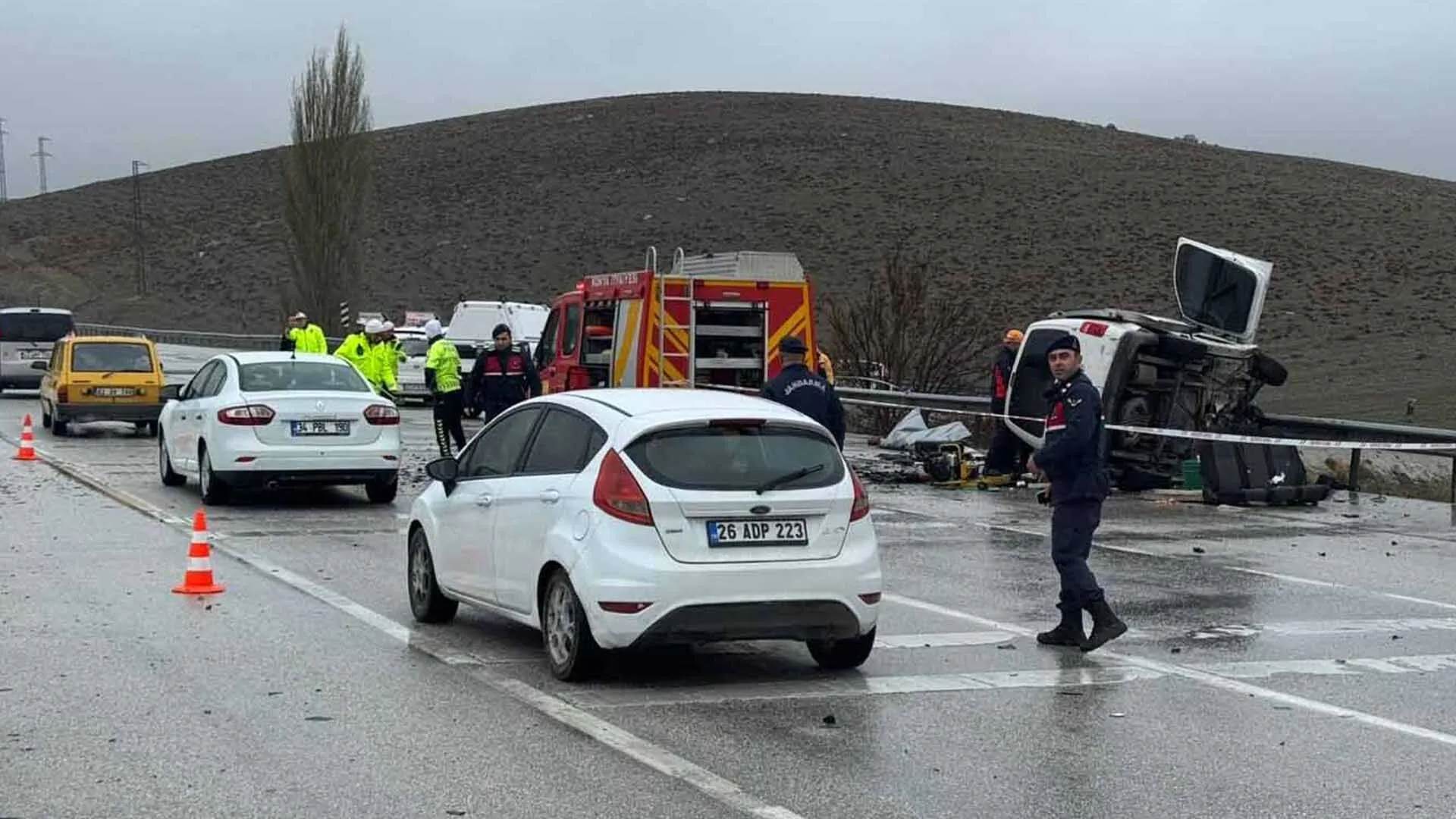 Bayram Tatilinin Ilk Saatlerinde Feci Kaza Baba Ve Oglu Oldu 4 Kisi Yaralandi 2