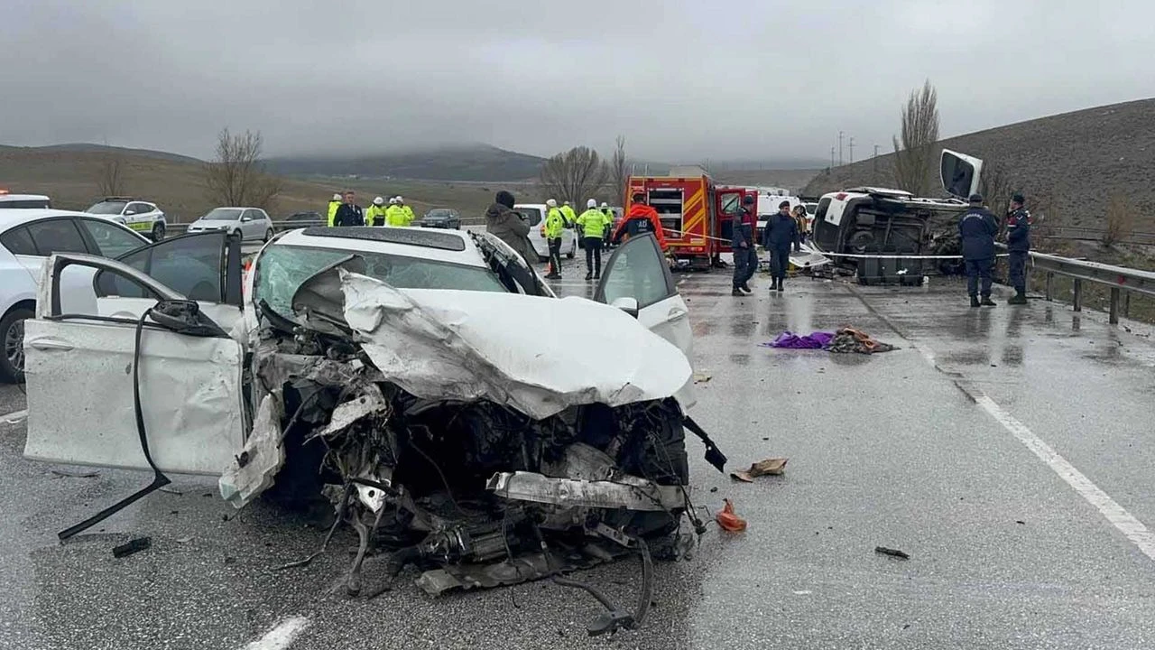 Bayram Tatilinin Ilk Saatlerinde Feci Kaza Baba Ve Oglu Oldu 4 Kisi Yaralandi