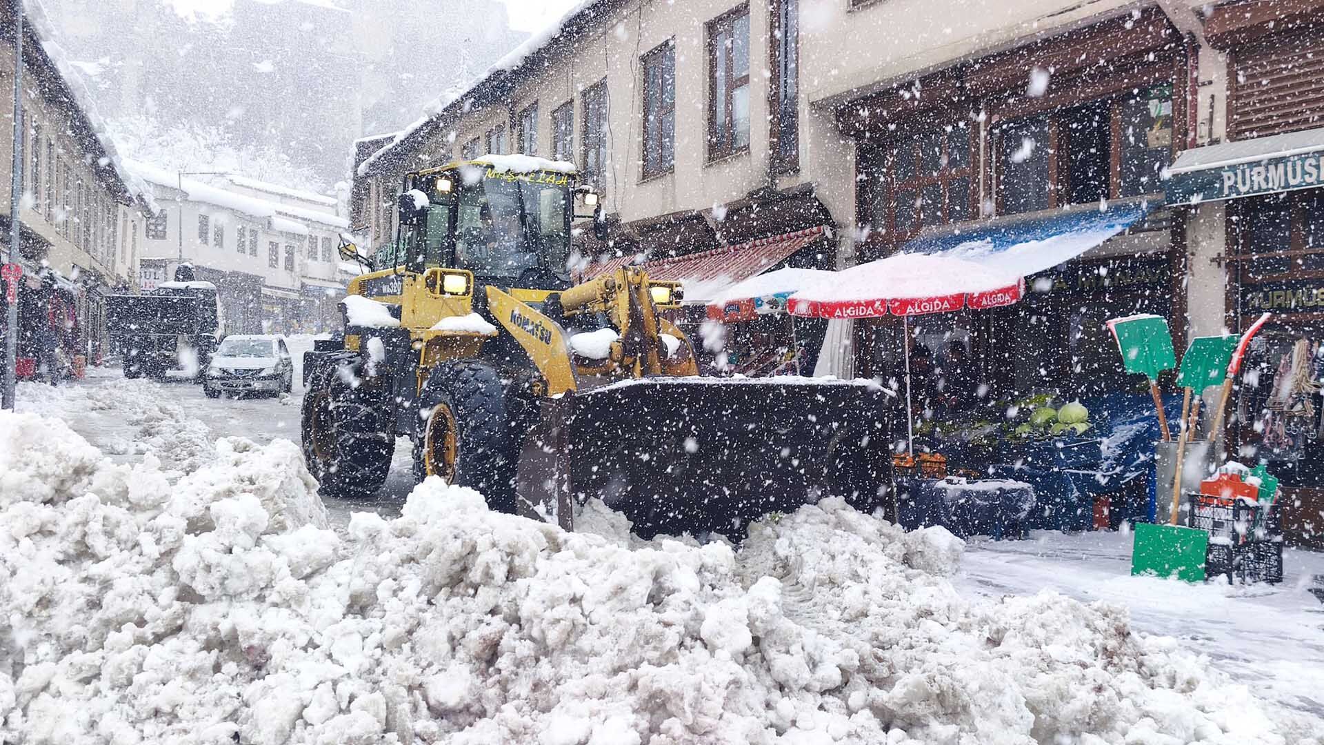 Bitlis Belediyesi'nin Karla Mücadele Ekipleri Sahada 2