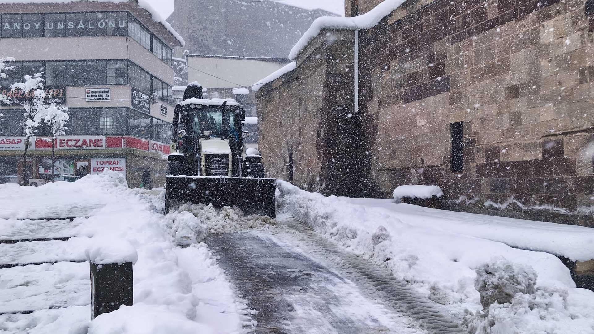 Bitlis Belediyesi'nin Karla Mücadele Ekipleri Sahada