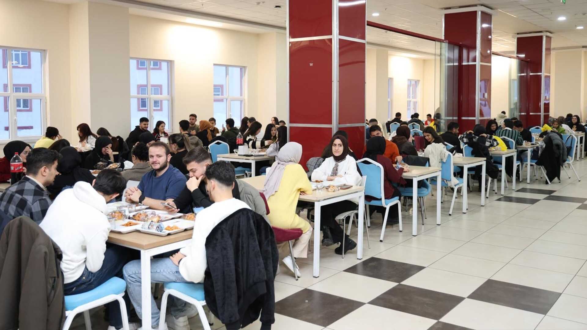 Bitlis Eren Üniversitesi'nde Ramazan Sofrası, Öğrenciler İftarda Buluştu